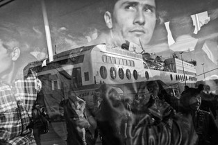 Uchodźcy puszczający Pireus. To zdjęcie zdobyło tytuł Grand Press Photo 2016