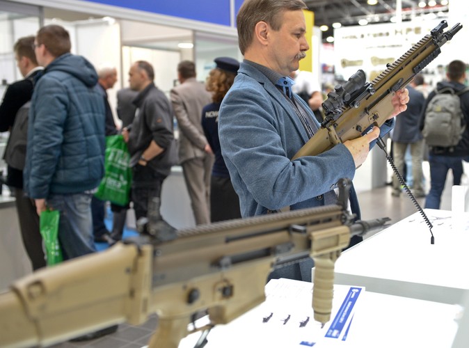 Karabinki szturmowe firmy FN Herstal SCAR prezentowane na targach.<br><br>(obm/cat) PAP/Marcin Obara