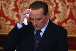 Silvio Berlusconi ociera chusteczką czoło