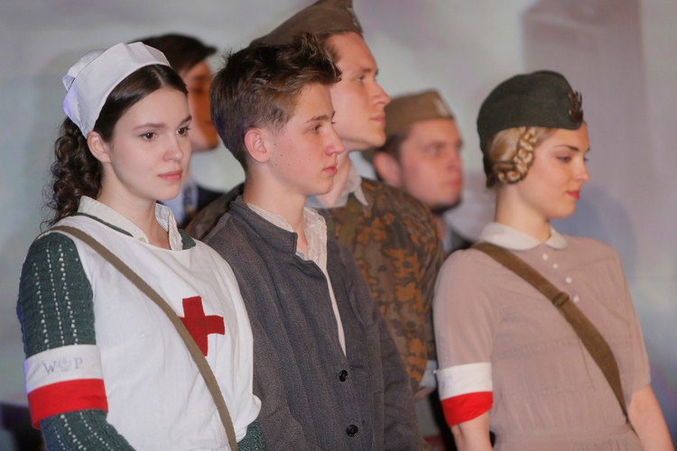 Aktorzy filmu 'Miasto 44' podczas konferencji w Muzeum Powstania Warszawskiego