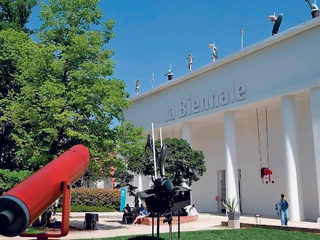 Giardini Della Biennale – najstarszy, główny pawilon wystawowy w Wenecji, zbudowany w 1894 r. wg projektu Enrico Trevisanato. Secesyjną fasadę zaprojektowali Marius De Maria i Bartolomeo Bezzi.