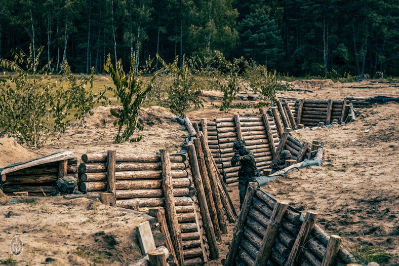 Żołnierze z 17. WBZ w trakcie ćwiczeń na Ośrodku Szkolenia Poligonowego Wojsk Lądowych w Wędrzynie. Nowa infrastruktura pozwala ćwiczenie walki w okopach.