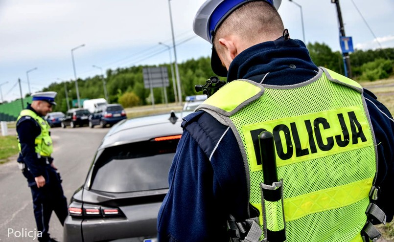 Policja kontroluje kierowcę