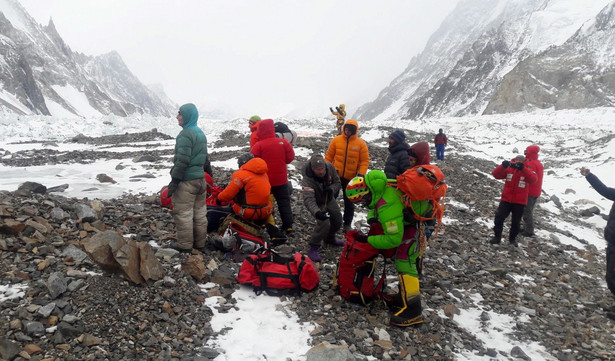 Przygotowania do wylotu ekipy ratunkowej z bazy pod K2.