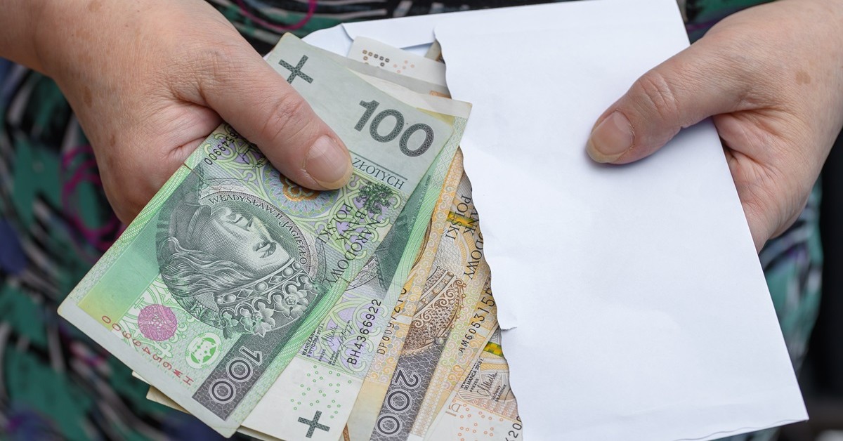 Można dostać choćby 5600 złotych. Polacy rzucili się na nowe świadczenie. Wypłaty ruszą niebawem