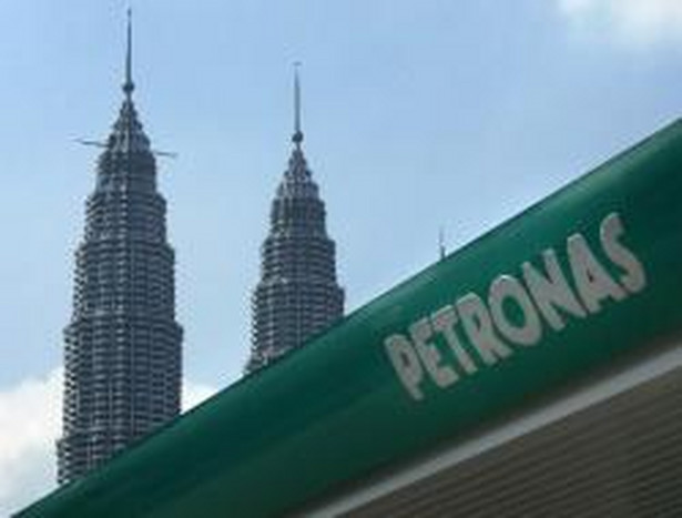 Logo Petronas, w tle bliźniacze wieże w Kuala Lumpur