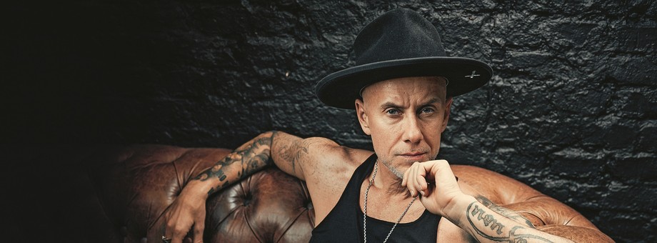 Adam Nergal Darski jest nie tylko liderem zespołu Behemoth. Jest też założycielem salonu barberskiego Barberian, wytwórni płyt winylowych Artefacts oraz właścicielem apartamentów na wynajem.