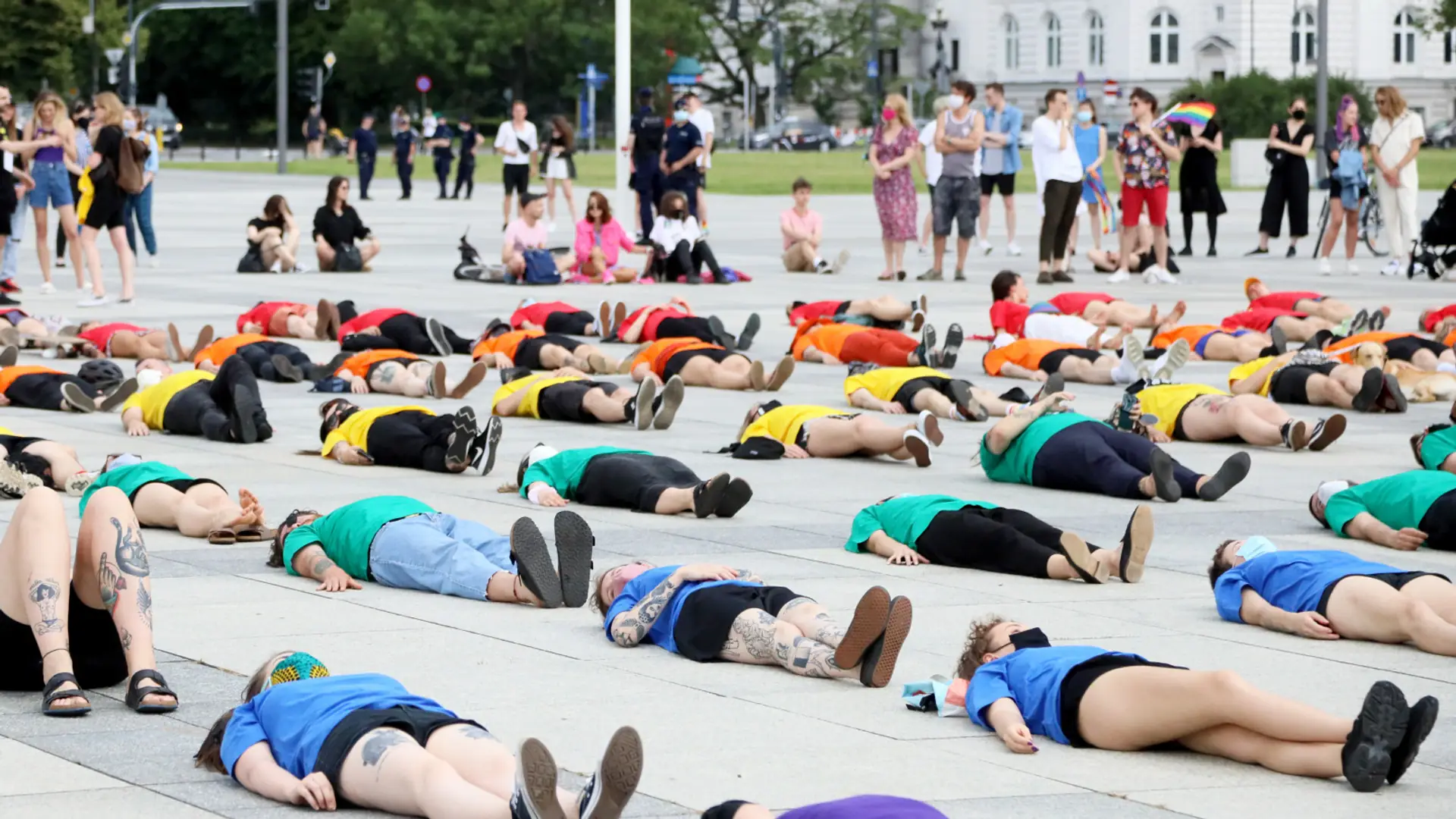 KTR OPEN: Leżący protest LGBT+. Żywa, tęczowa flaga w centrum Warszawy