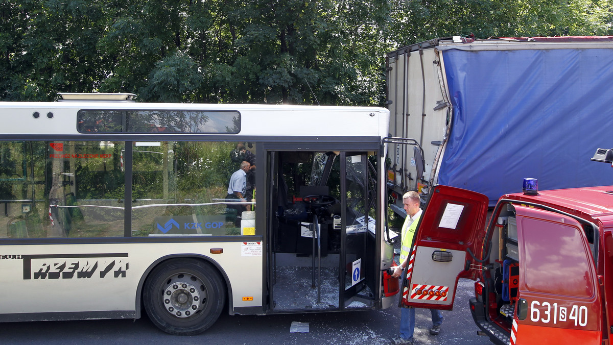 Zderzenie ciężarówki i autobusu