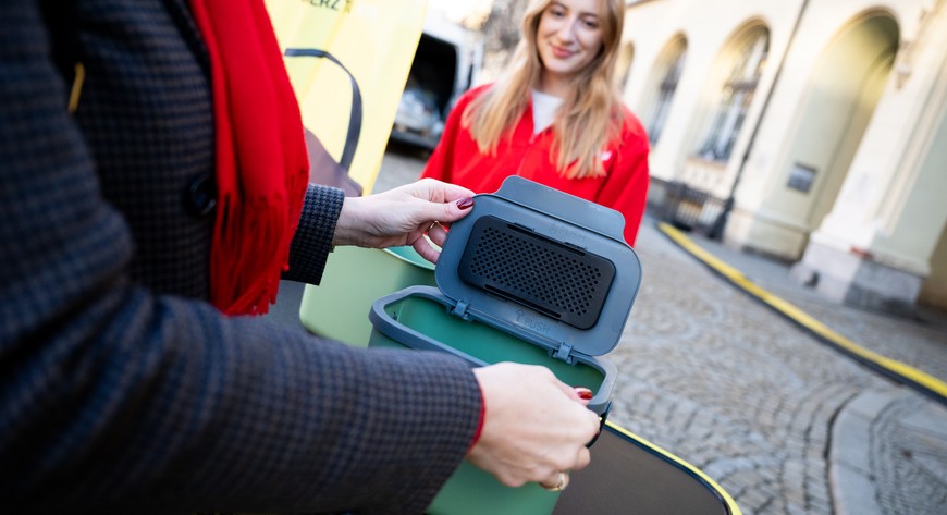Pojemniki na bio, które rozda miasto są kompaktowe i wyposażone w filtr pochłaniający brzydkie zapachy. Dzięki temu można je stawiać nawet na kuchennych blatach. 