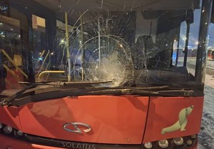 Deca ledenicama razbila autobus