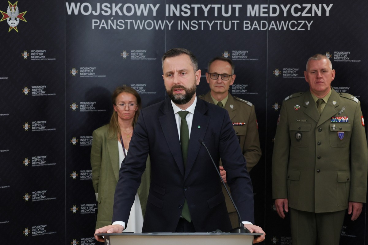 Wicepremier, minister obrony narodowej Władysław Kosiniak-Kamysz, dyrektor Wojskowego Instytutu Medycznego gen. Grzegorz Gielerak, gen. broni Mirosław Polakow i Kierownik Zakładu Zdrowia Publicznego, Epidemiologii i Wakcynologii WIM dr n. o zdr. Anna Olczak-Pieńkowka na konferencji dot. programu profilaktyki „Operacja Borelioza", w Wojskowym Instytucie Medycznym w Warszawie