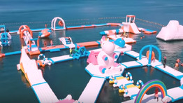 Minden gyerek ezért könyörög majd: indokolatlanul rózsaszín gumimatrac-vízipark épült, tele unikornisokkal – videó