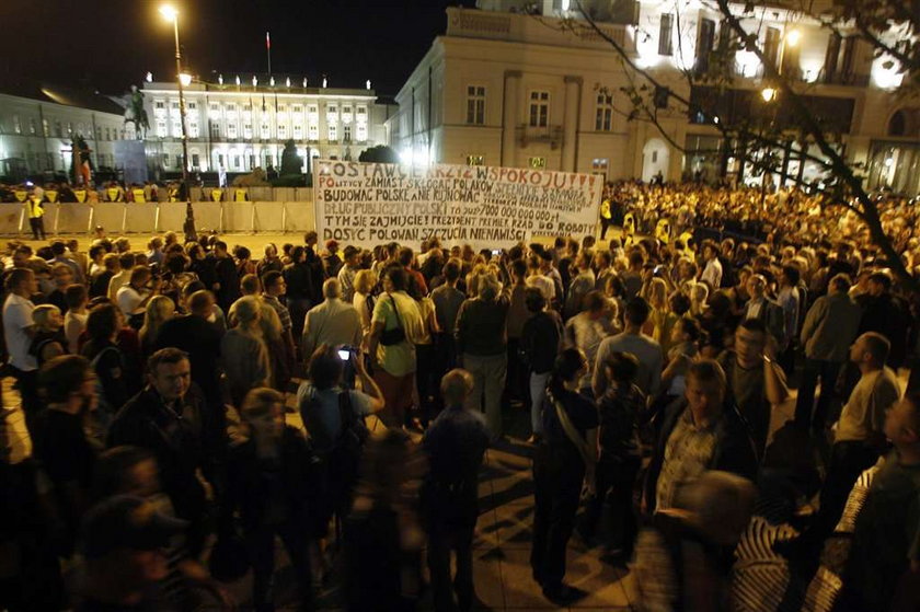 Piknik pod krzyżem przed Pałacem Prezydenckim