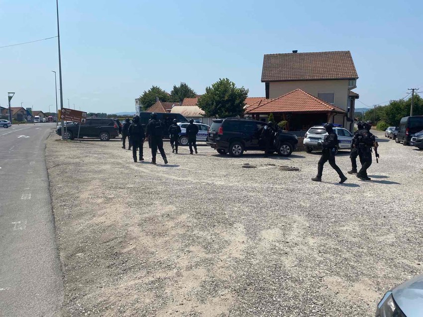 Veliki broj policajaca traži ubicu svog kolege