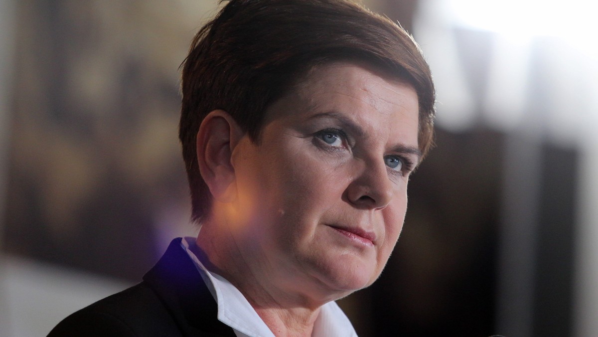 Polskie państwo musi stanąć po stronie Polaków na Wschodzie, którzy chcą wrócić do kraju – powiedziała wiceprezes PiS Beata Szydło. Z wolontariuszami kandydatka PiS na premiera przygotowała paczki, które trafią do Polaków w Mariupolu na Ukrainie.