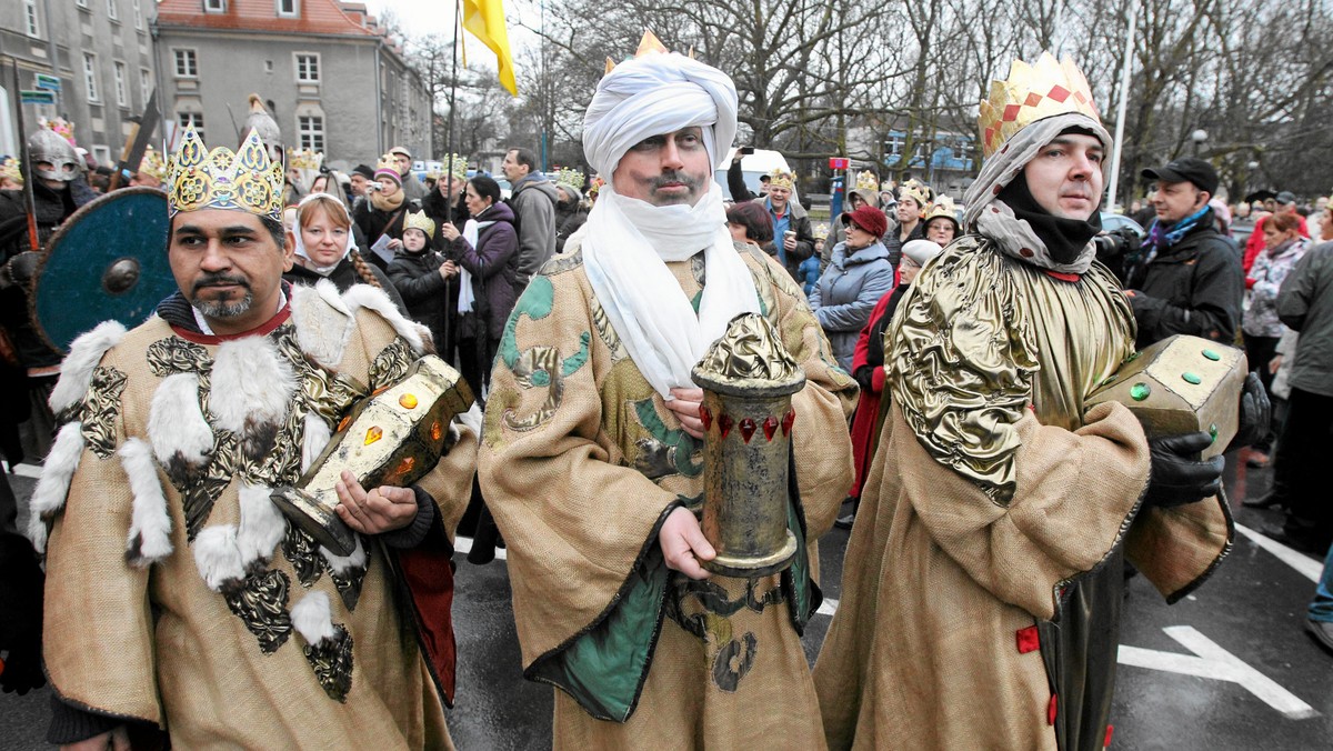 Przypominamy wszystkim tym, którzy zapomnieli, że w poniedziałek 6 stycznia wszystkie duże sklepy i galerie handlowe będą zamknięte. Związane jest to ze świętem Trzech Króli, które przypada w ten dzień, a które jest dniem wolnym od pracy.