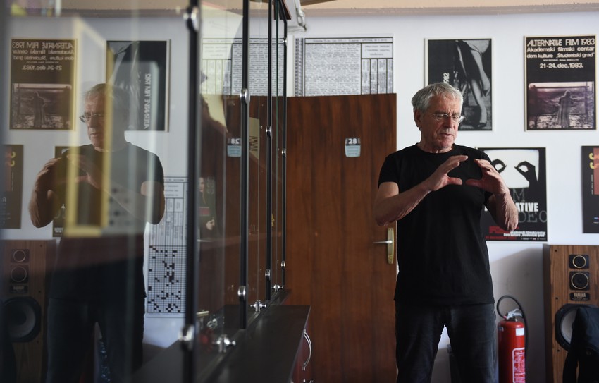 Želimir Žilnik tokom predavanja studentima u beogradskom Domu kulture Studentski grad