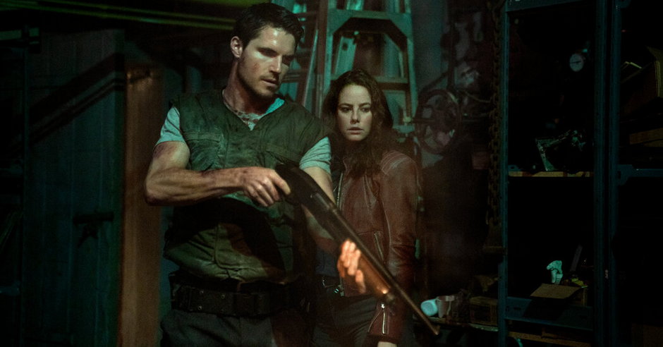 Kaya Scodelario oraz Robbie Amell w filmie "Resident Evil: Witajcie w Raccoon City"