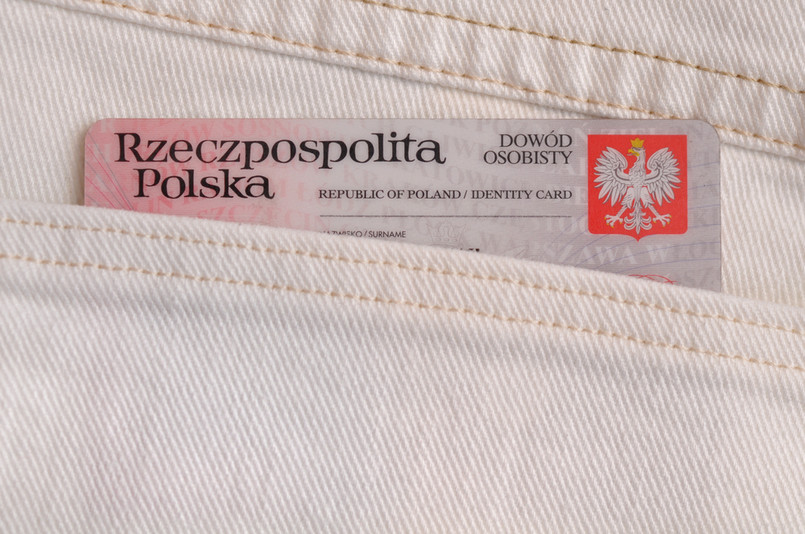 Każdy pełnoletni obywatel Rzeczypospolitej Polskiej (mieszkający na jej terytorium) jest obowiązany mieć dowód (za jego brak przepisy przewidują karę grzywny).