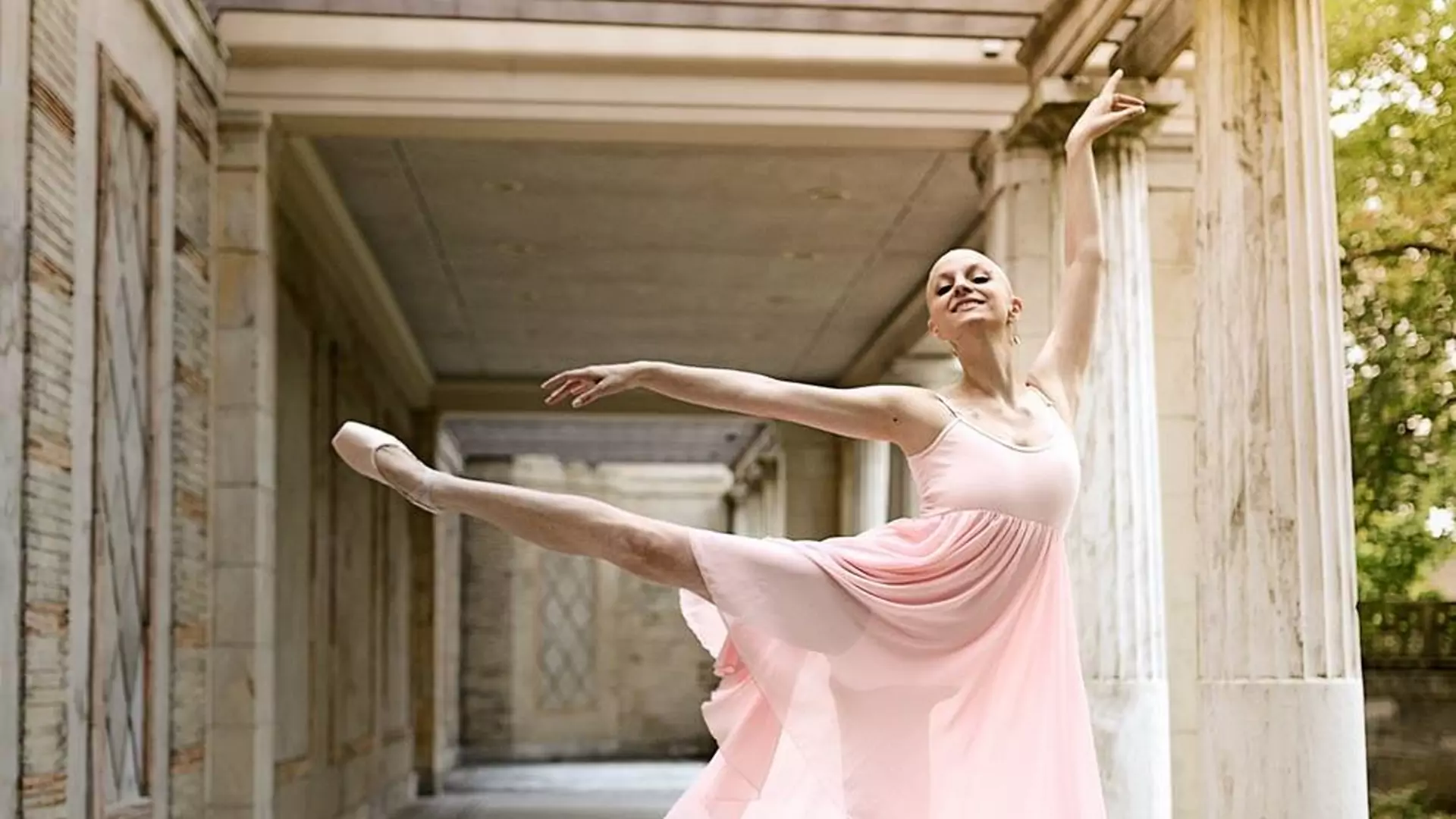Ma nieuleczalnego raka piersi, ale ta baletnica nie przestaje tańczyć! Chce to robić do końca życia