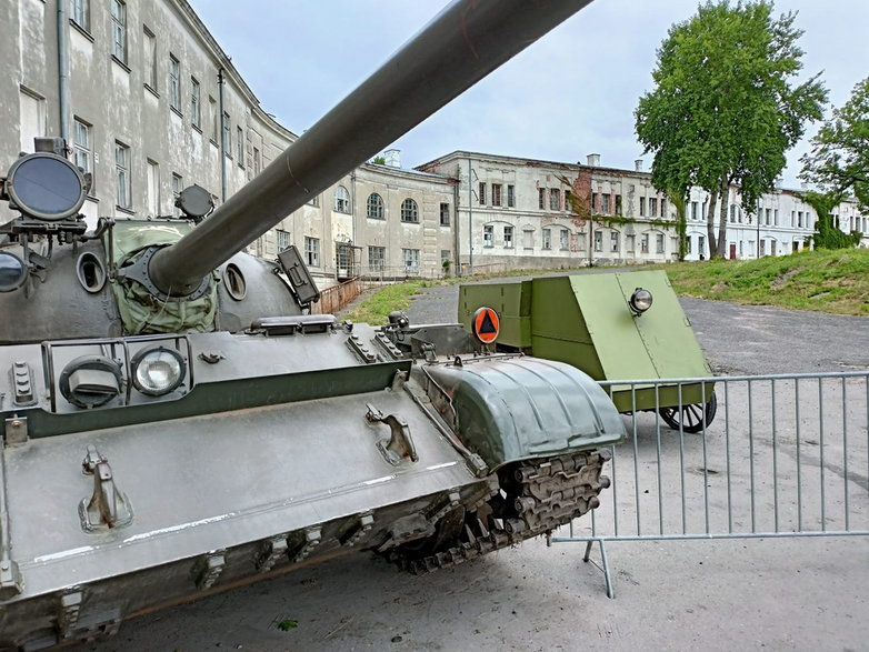 Wystawa sprzętu wojskowego z czasów PRL w Twierdzy Modlin