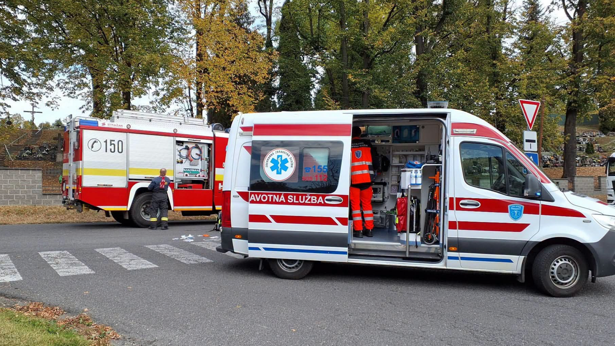 Profesionálni hasiči okamžite pomáhali pri ošetrovaní zranených a ich transporte do sanitiek.