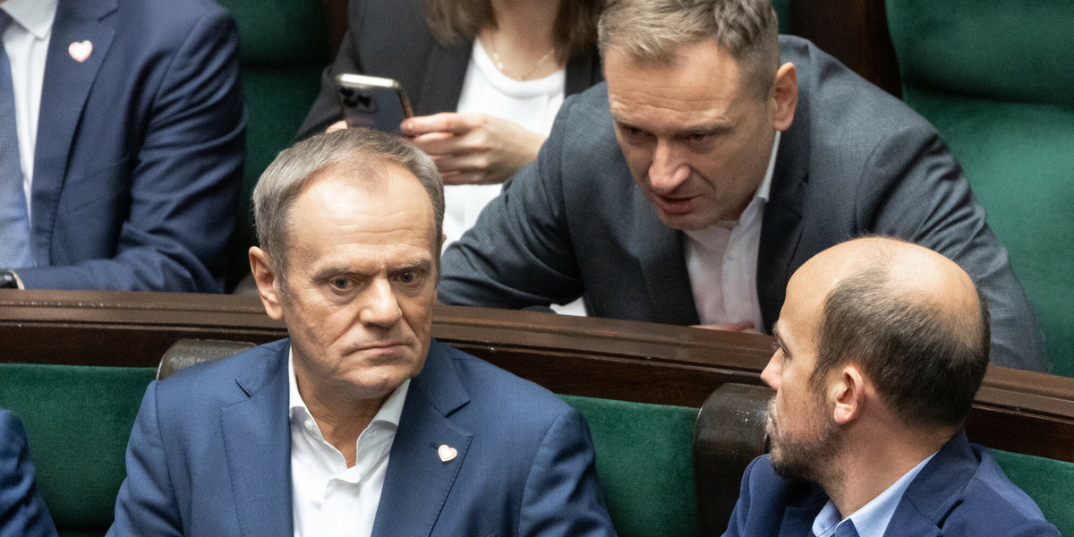 Premier Donald Tusk, przyszły minister sportu Sławomir Nitras i nowy minister aktywów państwowych Borys Budka