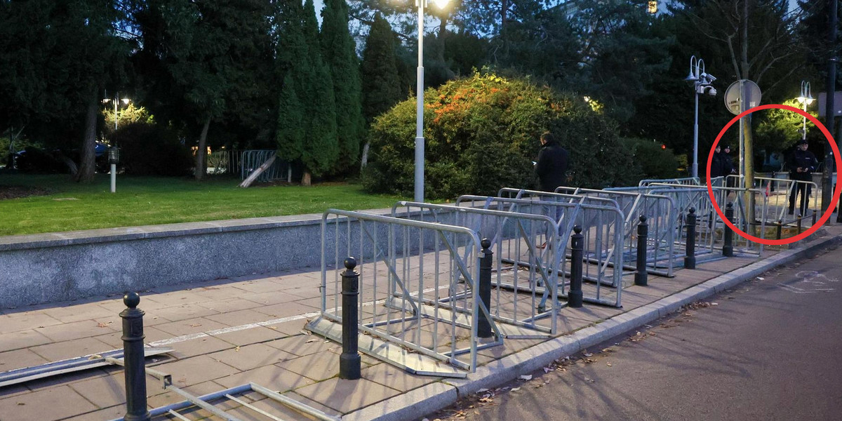 Rozmontowane barierki przed budynkiem Sejmu.