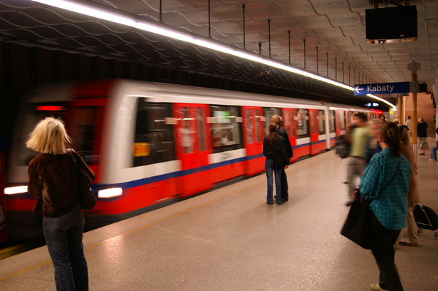 Znów problemy w warszawskim metrze. Pociąg zablokował stację