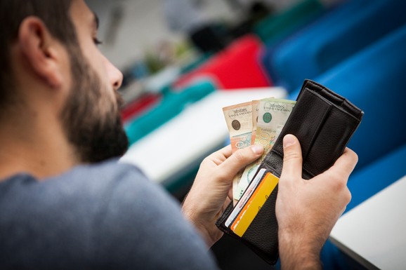 STIŽU VEĆE PLATE I PENZIJE PRE NOVE GODINE Evo kada građani tačno mogu da očekuju uvećana primanja: Uskoro isplate državne pomoći