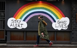 Europa chce się otwierać, ale wirus mówi "nie tak prędko, kochani"