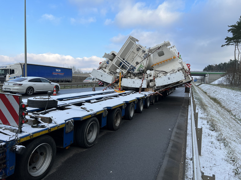 Transport gigantycznej maszyny czeka przed wjazdem do Warszawy na drodze ekspresowej S8 w pobliżu węzła Janki