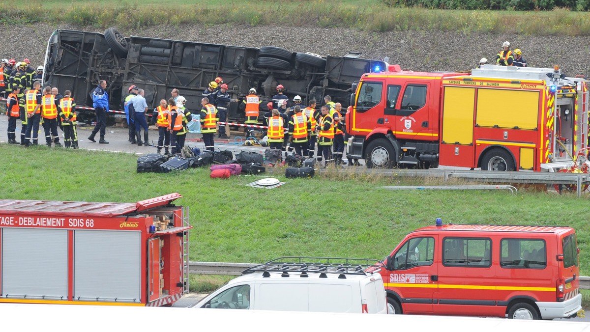 - To wygląda na błąd kierowcy, czyli prędkość i nierozsądny manewr. Ocenę tą najlepiej zweryfikują jednak francuskie służby - powiedział na antenie TVN24 Rafał Jańczuk z Polskiego Stowarzyszenia Przewoźników Autokarowych. Według nieoficjalnych informacji, do których dotarł TVN24 mężczyzna, który prowadził autokar, był doświadczonym kierowcą.