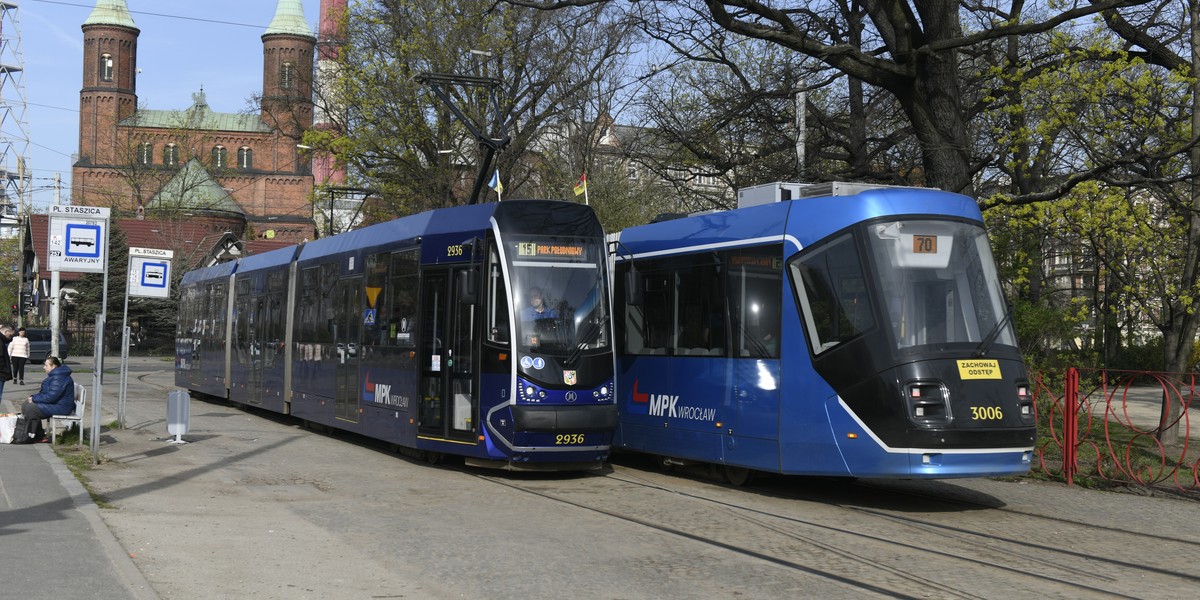 Nowsze, niskopodłogowe tramwaje na ulicach Wrocławia to spore ułatwienie dla osób o ograniczonej mobilności. 