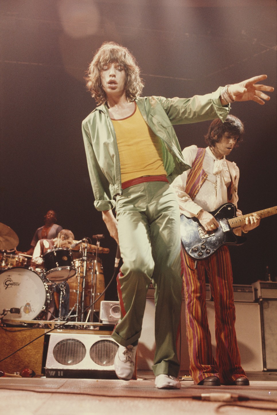 Mick Jagger nem félt egy tréniggel párosítani az elegáns oxford cipőt