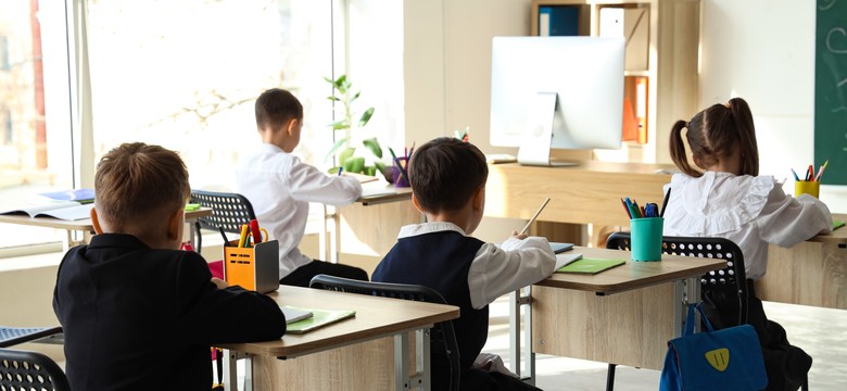 Skandal na rozpoczęciu roku szkolnego w podstawówce. Dzieci śpiewały "będę pijana"