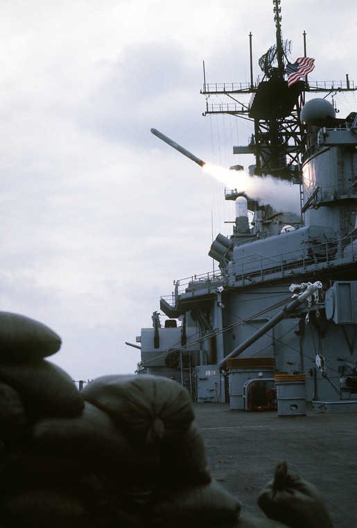 Amerykański taktyczny pocisk manewrujący Tomahawk BGM-109 wystrzelony z pancernika USS Missouri