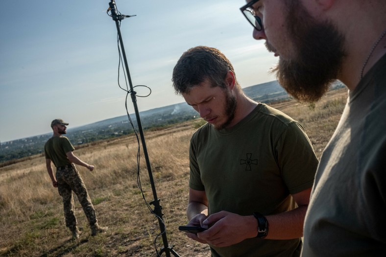 Ukraiński żołnierz 24. brygady przygotowuje wyposażenie dronów FPV pod Drużkiwką, Ukraina, 29 sierpnia 2023 r.