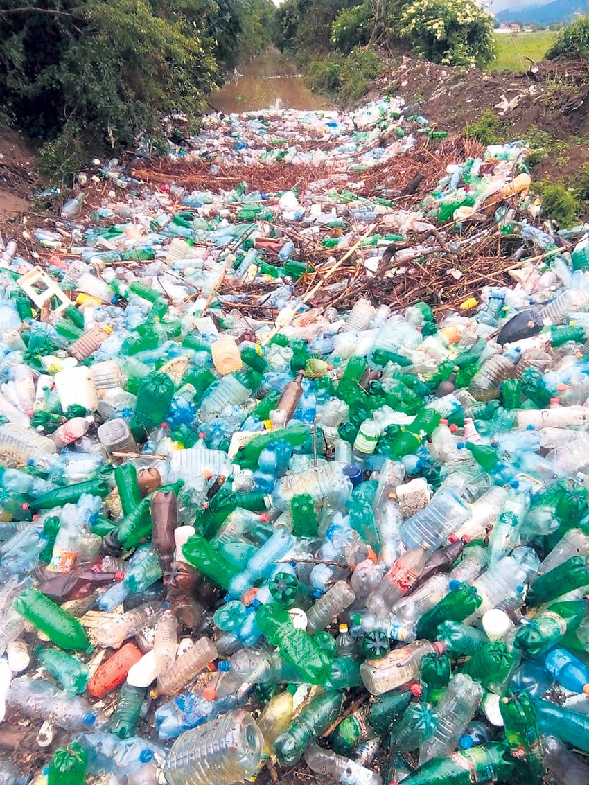 Crnišavska reka gotovo je u potpunosti zatrpana plastičnim flašama