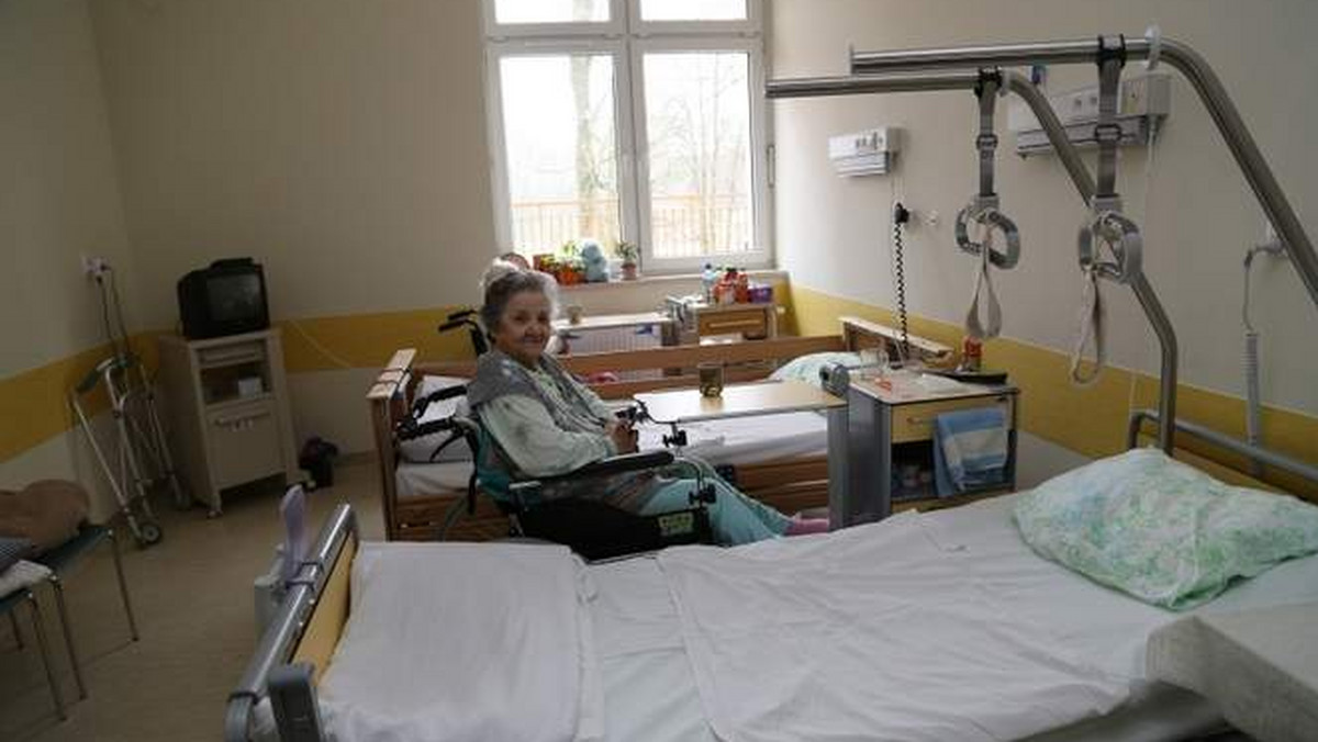 Dzięki nowym łóżkom pacjenci Zakładu Pielęgnacyjno-Opiekuńczego przy ul. Wołodyjowskiego mają teraz wygodniej.