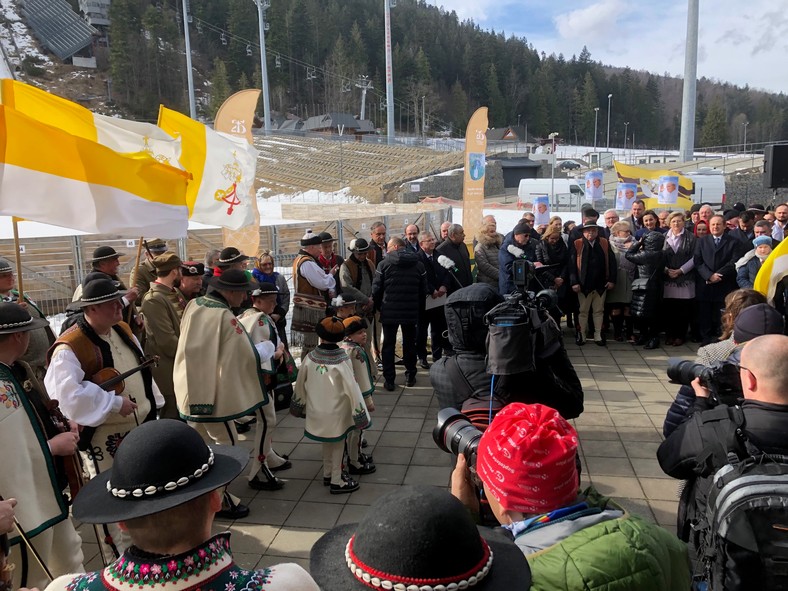 Manifestacja małopolskich samorządowców w obronie godności i dobrego imienia Jana Pawła II. Zakopane. Wielka Krokiew