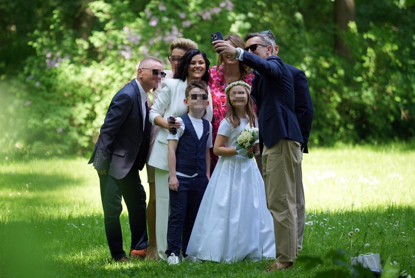 Rodzinne zdjęcia podczas komunii córki Kasi Cichopek.