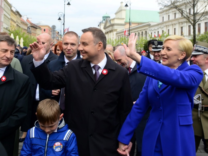 ... Kiedy trzeba było wyjść na zewnątrz, stylizację uzupełniał płaszcz w tym samym kolorze (to już naprawdę za dużo kobaltu!) i... chłopiec w kurtce o bardzo podobnej barwie! :)