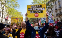 Francja protestuje przeciwko skrajnej lewicy i Marine Le Pen