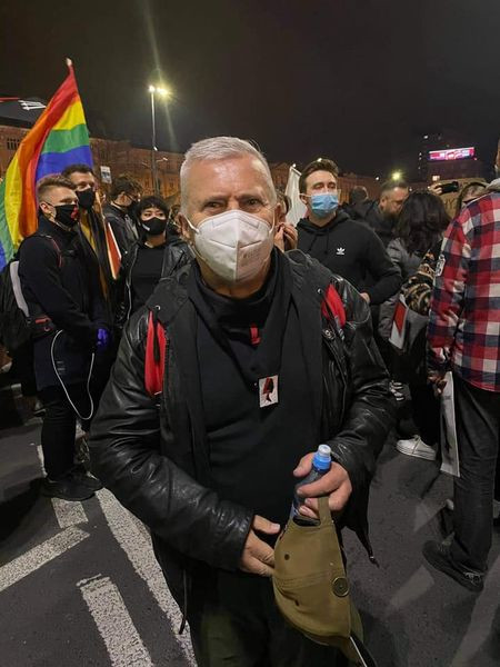 Włodzimierz Matuszak podczas manifestacji w trakcie pandemii