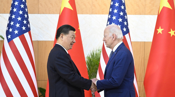Utoljára egy éve találkozott Indonéziában a két nagyhatalom vezetője. Hszi Csin-ping kínai (b) és Joe Biden amerikai elnök  a G20 csúcstalálkozó előtt az indonéziai Bali szigetén./Fotó: MTI/EPA/Hszinhua