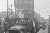Pochód pierwszomajowy na warszawskim Nowym Świecie, 1 maja 1947 r.