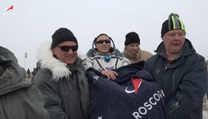 Džonatan Kim nakon sletanja u Kazahstanu 9. decembra