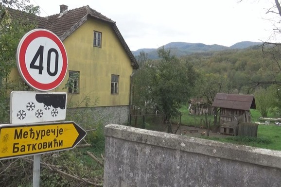 KAZAN U BOSNI, A RAKIJA U SRBIJI Srpsko selo na granici sa Crnom Gorom i BiH jedinstveno u svetu: Ovde se kuće, porodice, pa i seosko groblje deli NA POLA